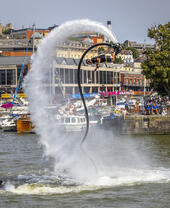 Un homme chevauchant un jet d'eau dans les airs dans le cadre du Bristol Harbour Festival