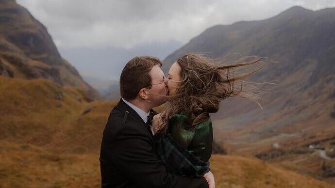 Una coppia abbracciata a Glencoe, Highlands, Scozia