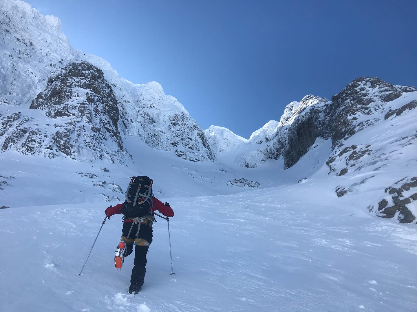 Personne faisant du ski dans le parc national de Cairngorms, avec les montagnes en arrière-plan
