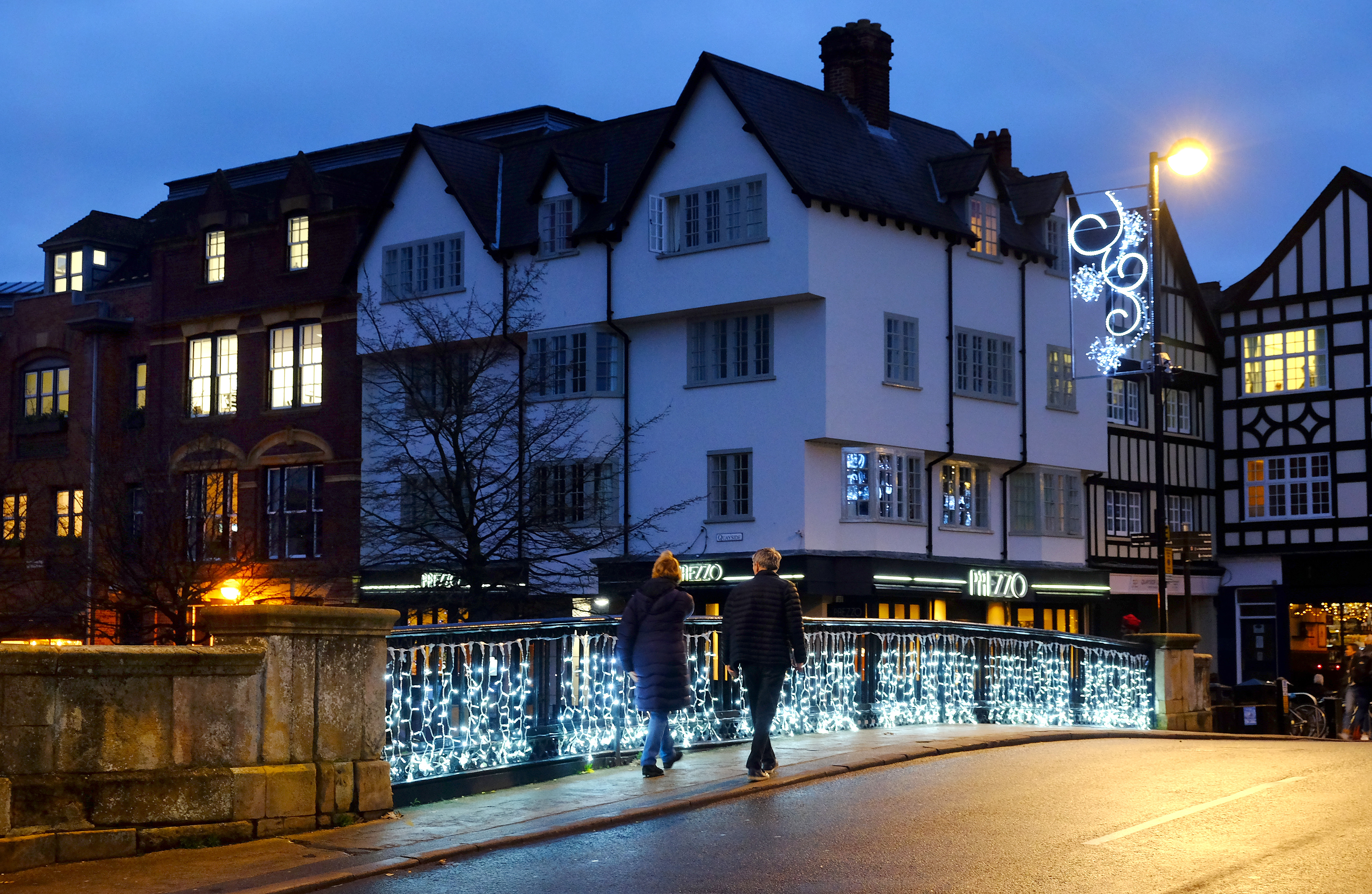 Nachtansicht der Weihnachtsbeleuchtung in der Innenstadt