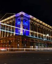 St. George's Hall, Bradford, illuminé la nuit.