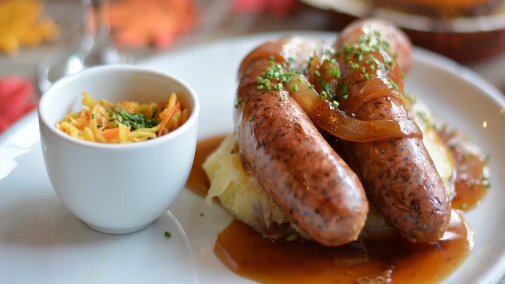 Primer plano de salchichas con puré