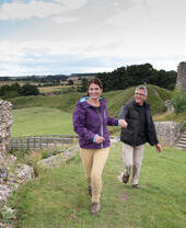 Una pareja paseando por las ruinas del castillo de Rising West, en Norfolk