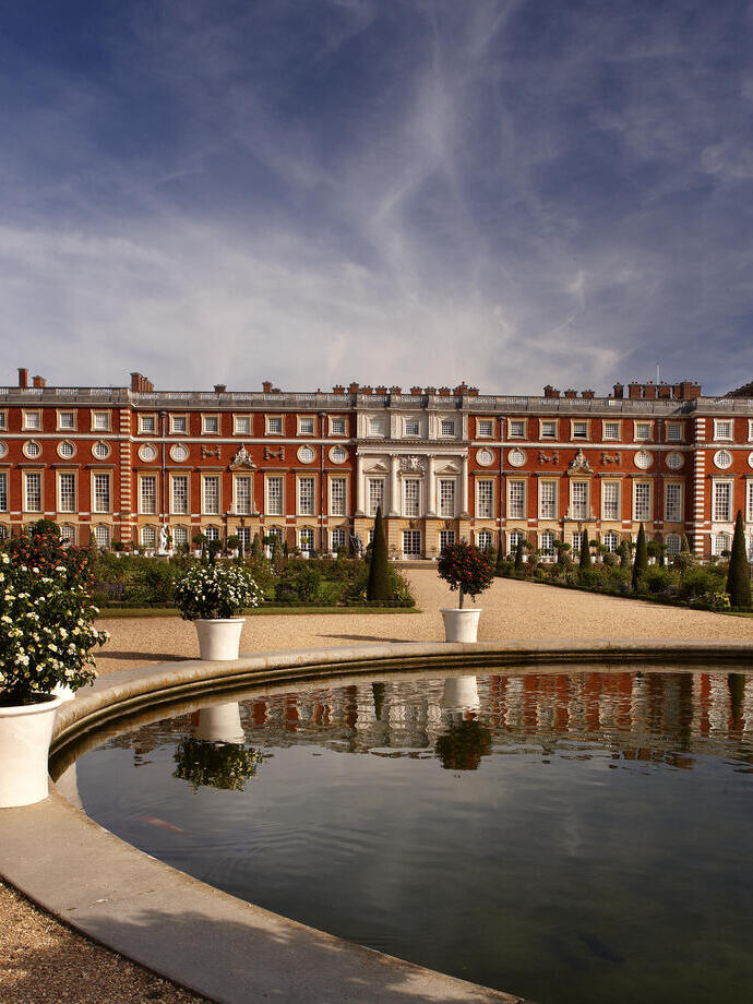 Hampton Court Palace is a historic royal palace built by Cardinal Wolsely and handed to his monarch King Henry VIII in the year 1528.