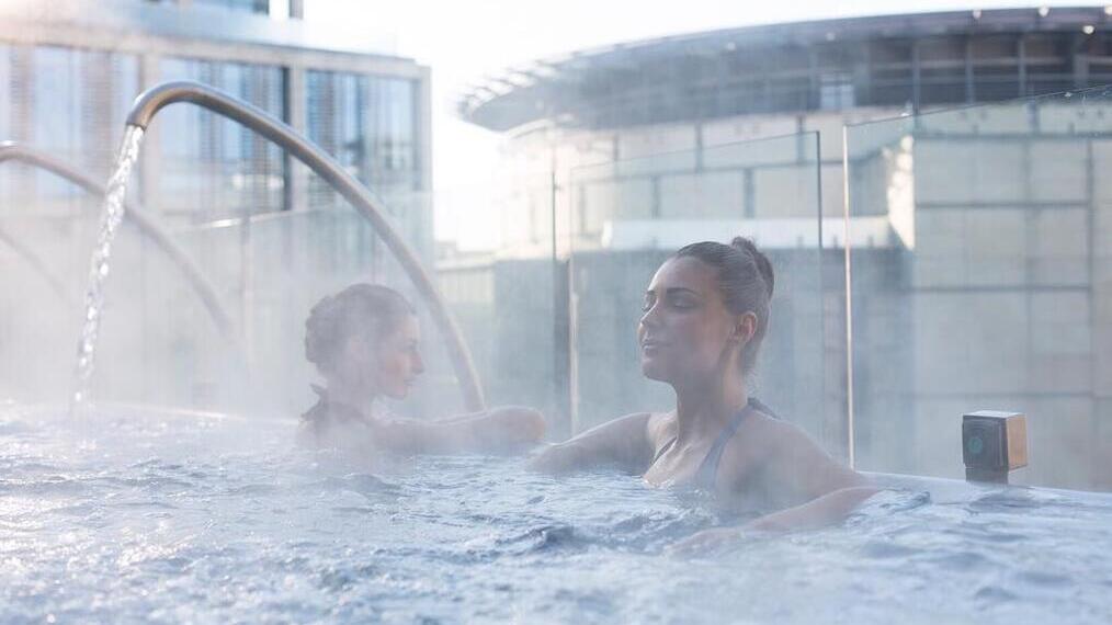 Menschen genießen ein Spa auf dem Dach des Spa at One