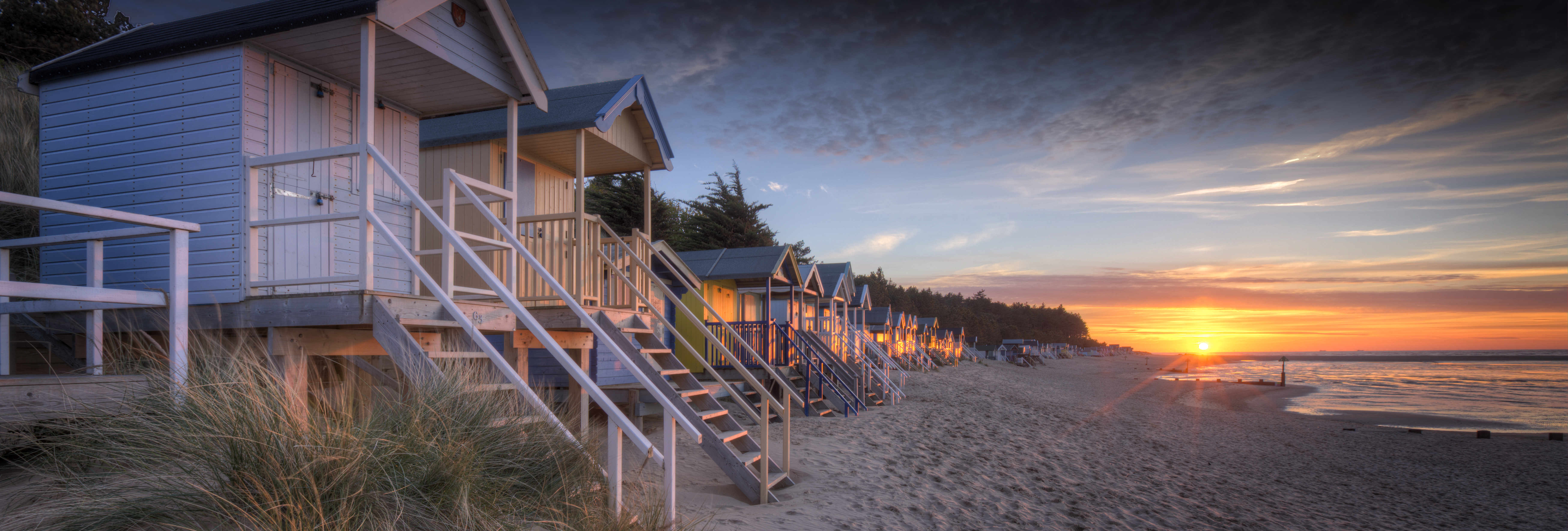 Cabanes de plage au crépuscule