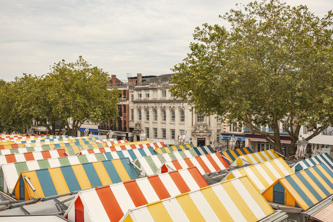 Blick von oben auf Marktstände auf dem Norwich Market