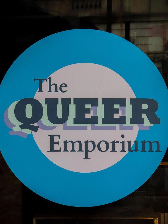 Logotipo con la inscripción «Queer Emporium»