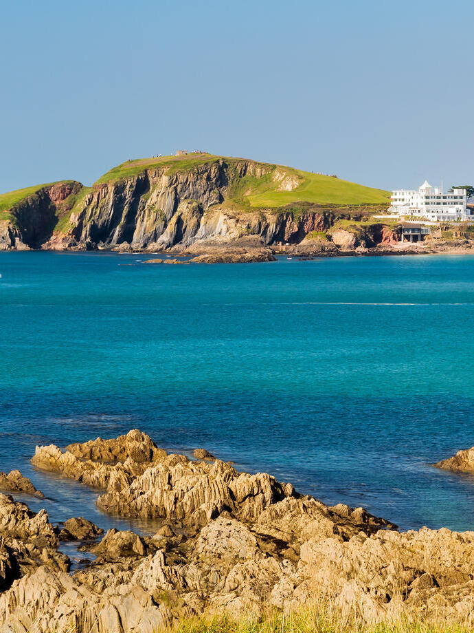 Vue de l'île depuis la rive opposée