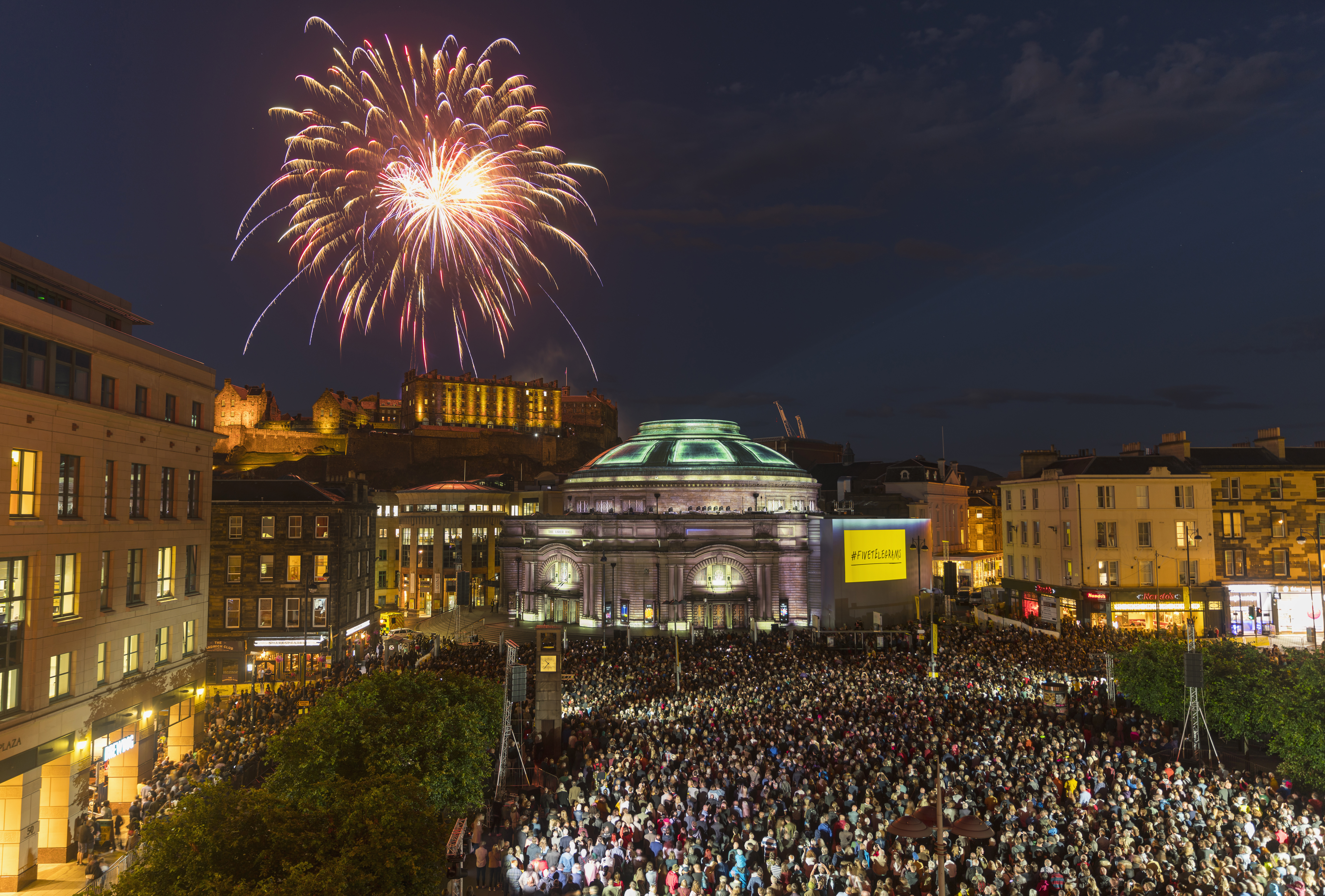 ألعاب نارية من رويال إدنبرة ميليتاري تاتو قبل وقت قصير من Five Telegrams. حفل افتتاح مهرجان إدنبرة الدولي 2018 معروض على قاعة Usher Hall.