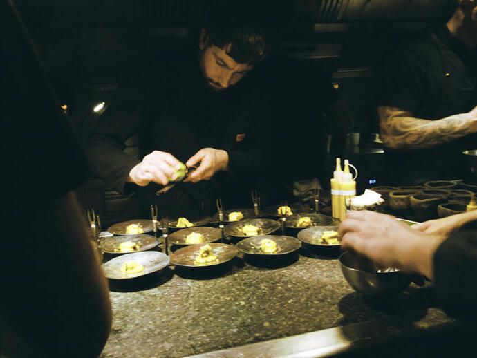 Koch bereitet Essen in einem Restaurant zu