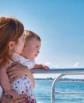 Un genitore con un bambino durante una gita in barca intorno a Poole nel Dorset