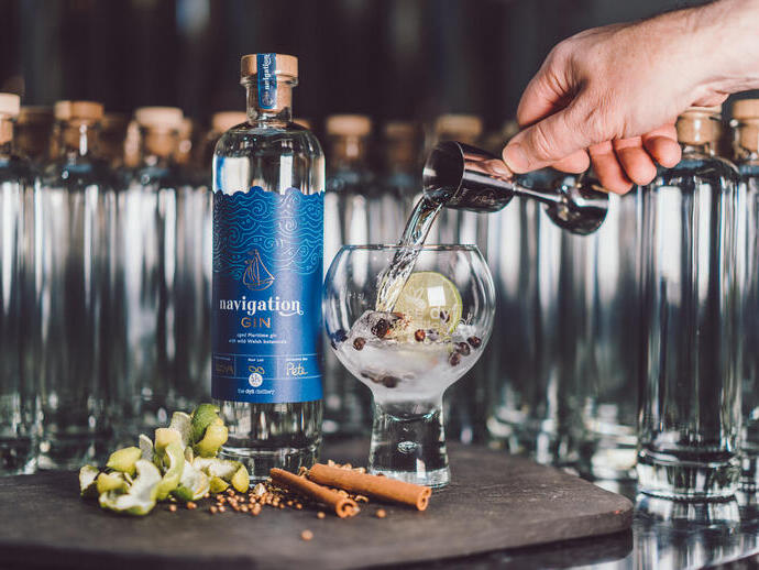 Bottiglia di gin e alcuni bicchieri alla Dyfi Distillery