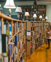Mujer mirando un libro en una librería