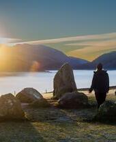 Persone che partecipano alla celebrazione del solstizio d'inverno al Castelrigg Stone Circle vicino a Keswick, in Cumbria