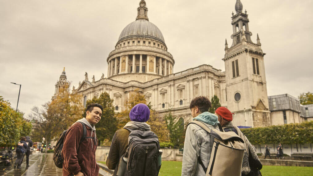 Vier Personen stehen vor einer Kathedrale