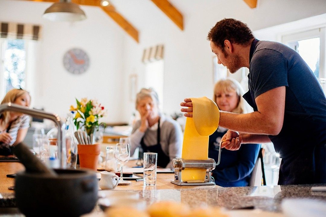 Un profesor impartiendo una clase en la escuela de cocina Philleigh Way Cornish Cookery School