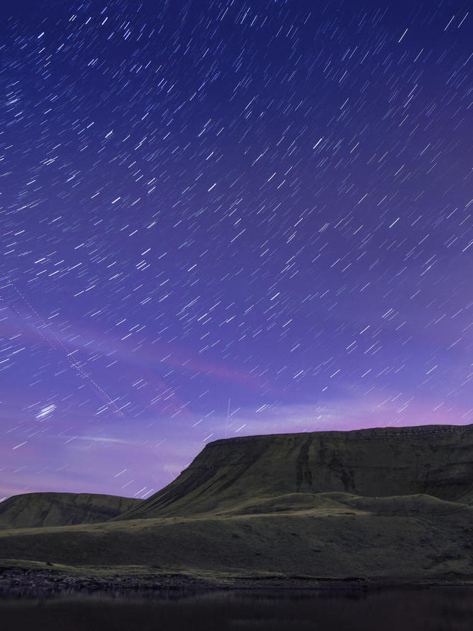 Vue nocturne étoilée des montagnes dans un parc national