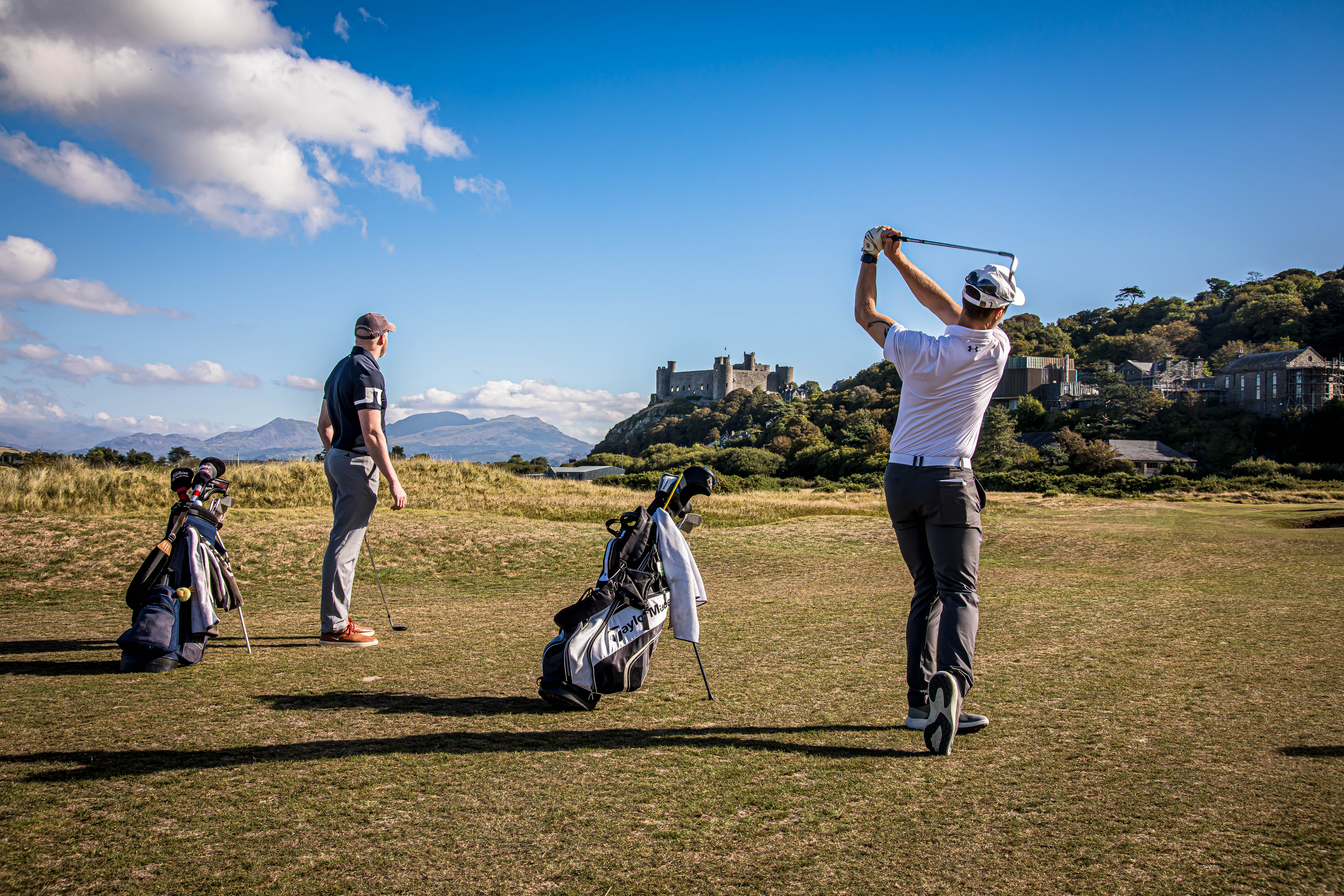 Deux golfeurs s'apprêtant à frapper la balle au Royal St David's Golf Club au Pays de Galles