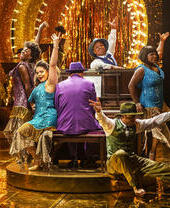 El reparto actuando en el escenario