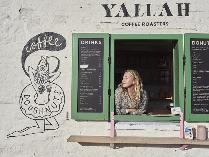 Femme regardant par la fenêtre d'un café