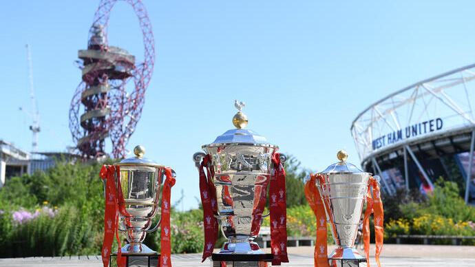 Trois trophées de la Coupe du monde de rugby à XIII posés sur le sol du Queen Elizabeth Olympic Park