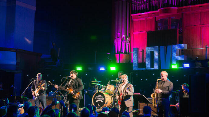 Settimana internazionale dei Beatles, band che suona sul palco