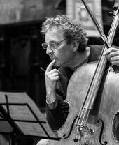 Un músico estudiando su partitura - Festival de Música de Cámara de Corbridge