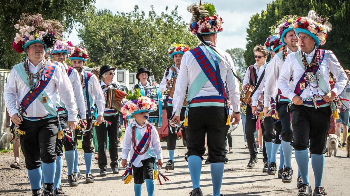 Un grupo de bailarines morris en un festival folclórico en Shrewsbury