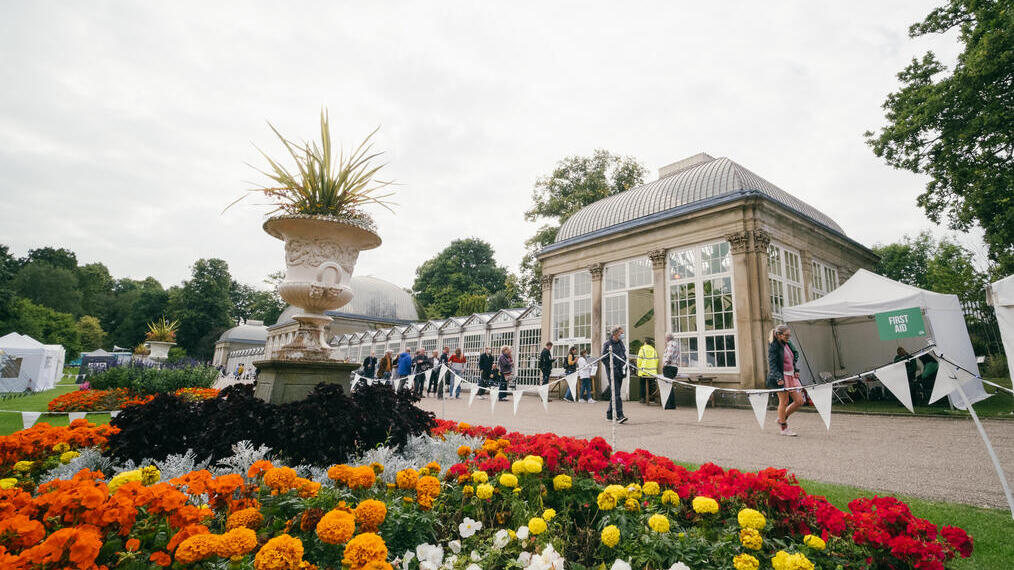 Grupos de personas explorando las instalaciones artísticas del Jardín Botánico de Sheffield