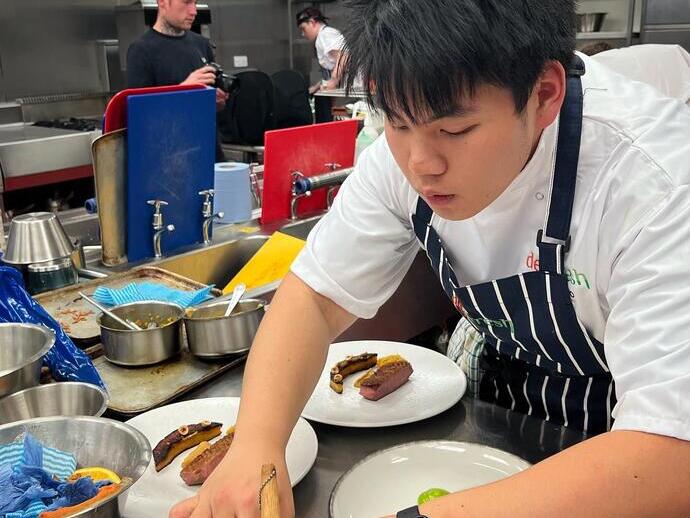 Chef preparando comida en un restaurante