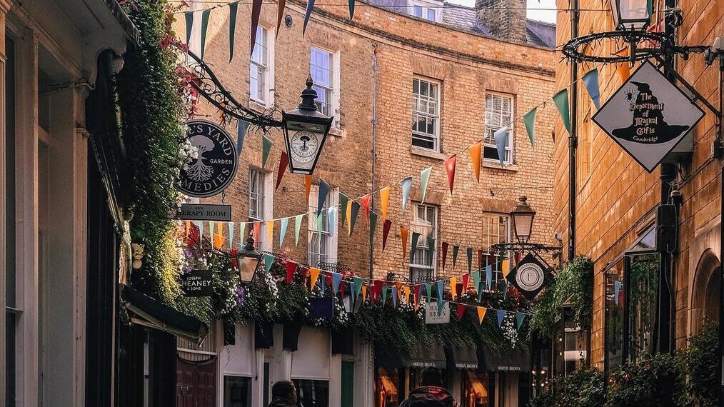 Famiglia che passeggia nella piazza del mercato di Cambridge