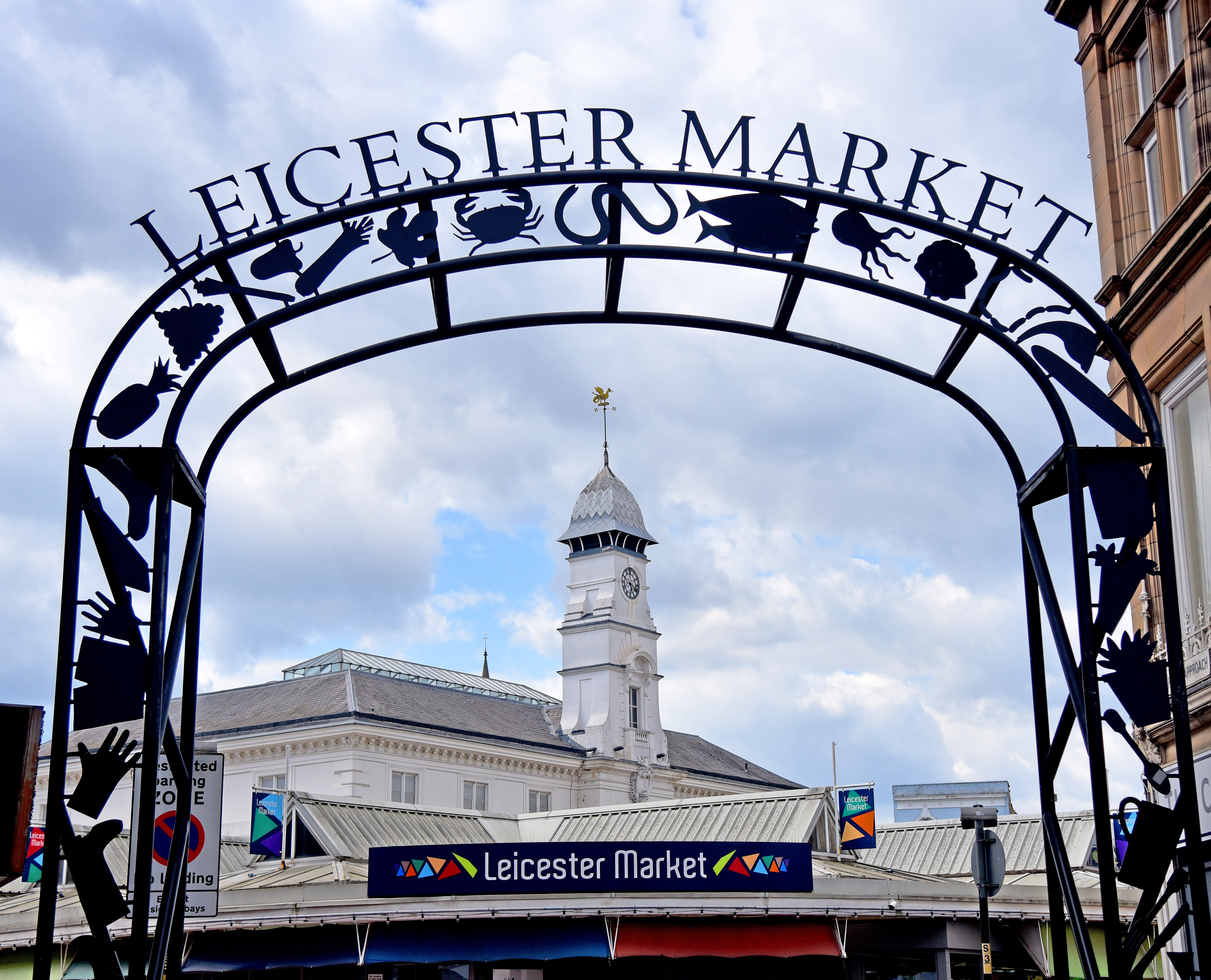 Un arco que conduce al mercado de Leicester