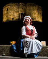 Ein Darsteller in Kostüm vor dem Cliffords Tower in York