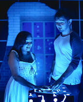 Dos amigos disfrutando de una experiencia interactiva de escape room.