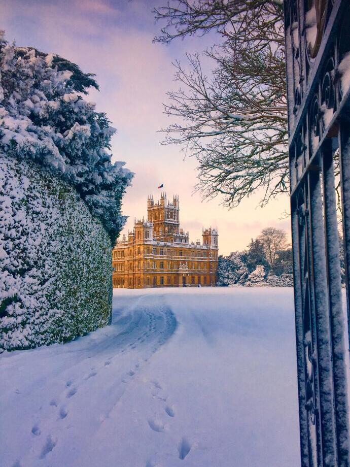 Vue extérieure d'un château historique en hiver