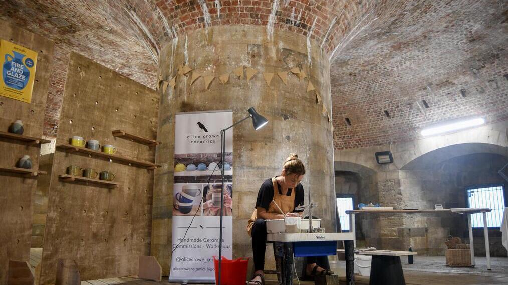 Un artista ceramista al lavoro nel suo studio