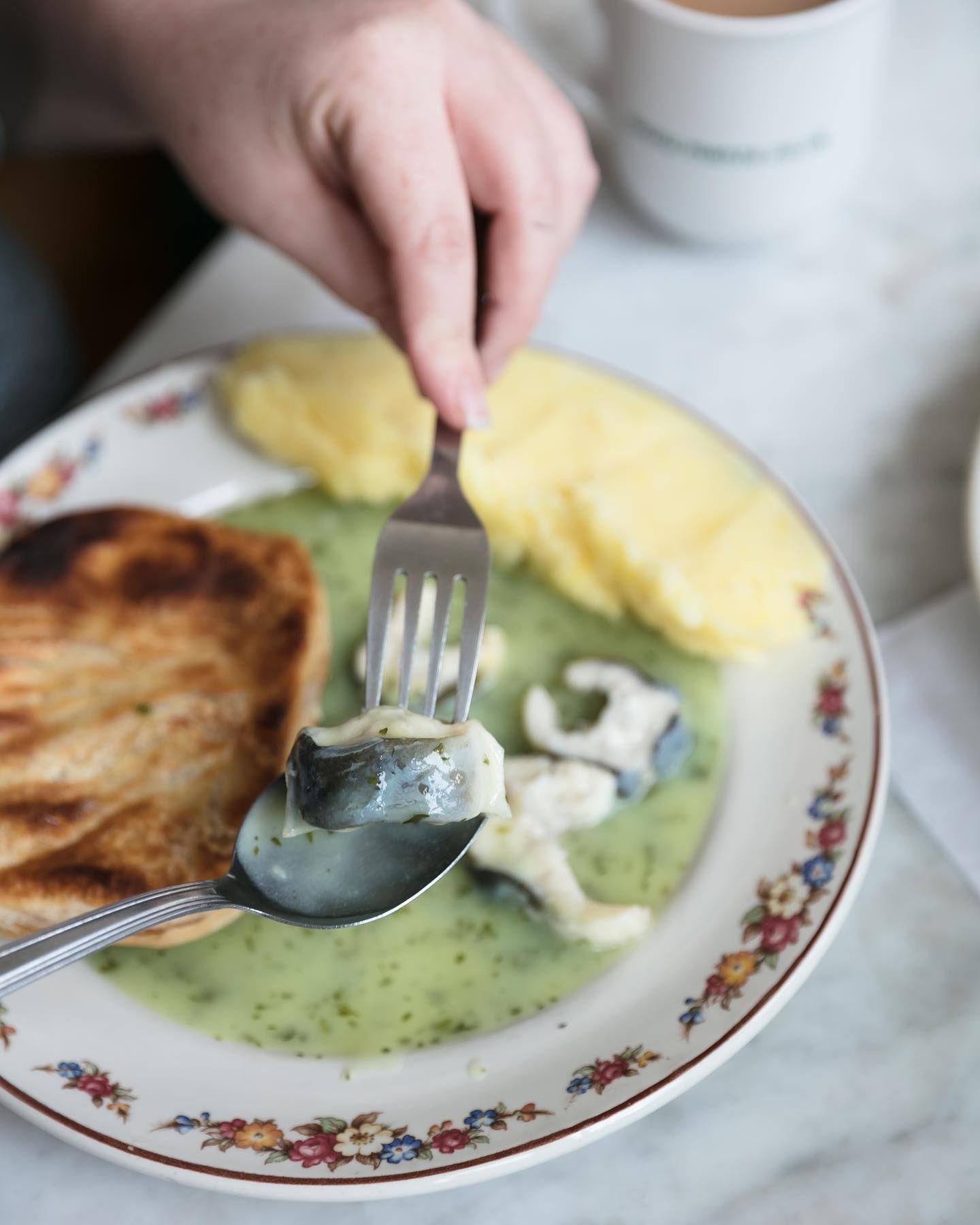 Plato de pastel y puré, un plato tradicional muy popular en Inglaterra