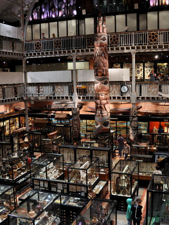 Una vista dall'alto delle mostre e degli allestimenti al Pitt Rivers Museum di Oxford