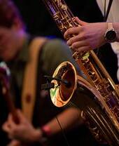 Primer plano de unas manos tocando el saxofón