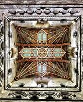 Luftaufnahme mit Blick nach oben in die St. Davids Cathedral, Wales