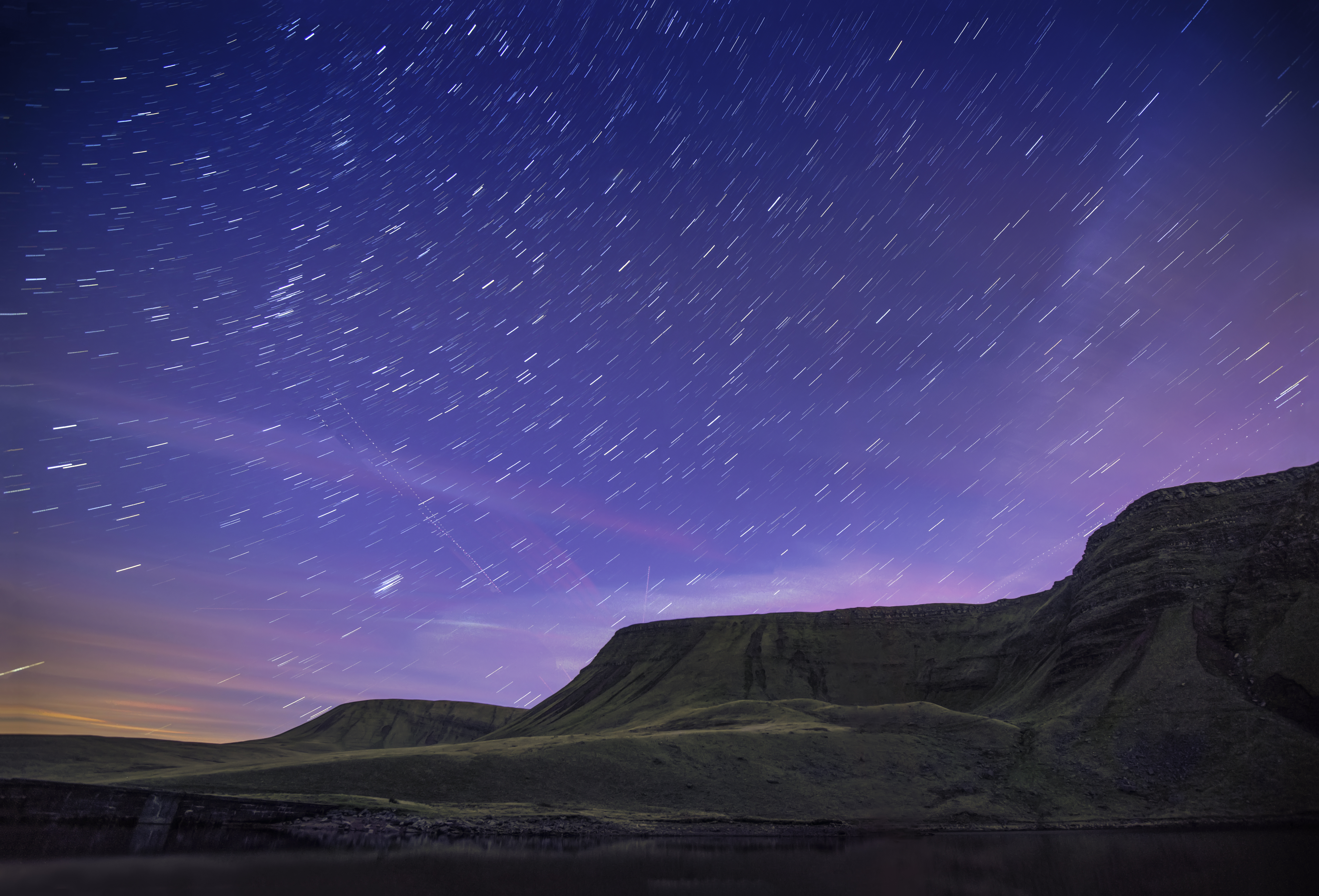Vista notturna stellata delle montagne in un parco nazionale