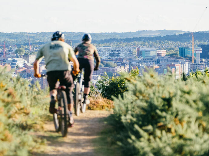 Personnes faisant du vélo sur les pistes de VTT urbaines à Parkwood Springs, Sheffield