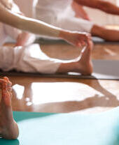 Persone che praticano yoga - primo piano senza testa