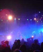 Una band che si esibisce sul palco di una sala concerti