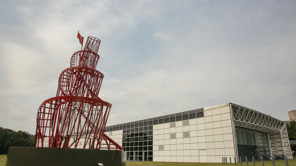 Une sculpture artistique à côté du Sainsbury Centre for Visual Arts à Norwich