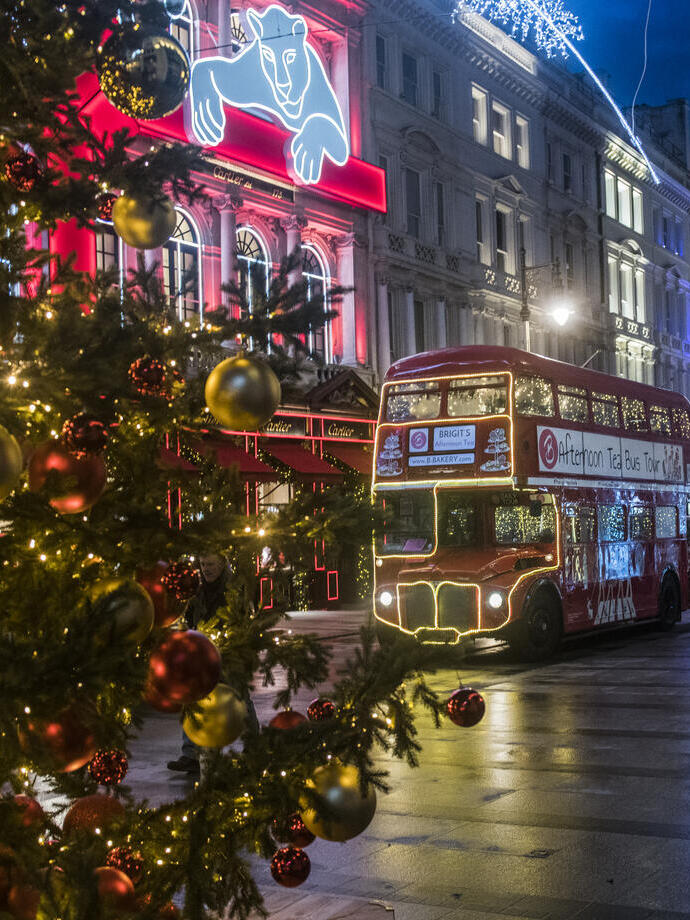Un autobus che offre il tè pomeridiano in giro per la città a Natale