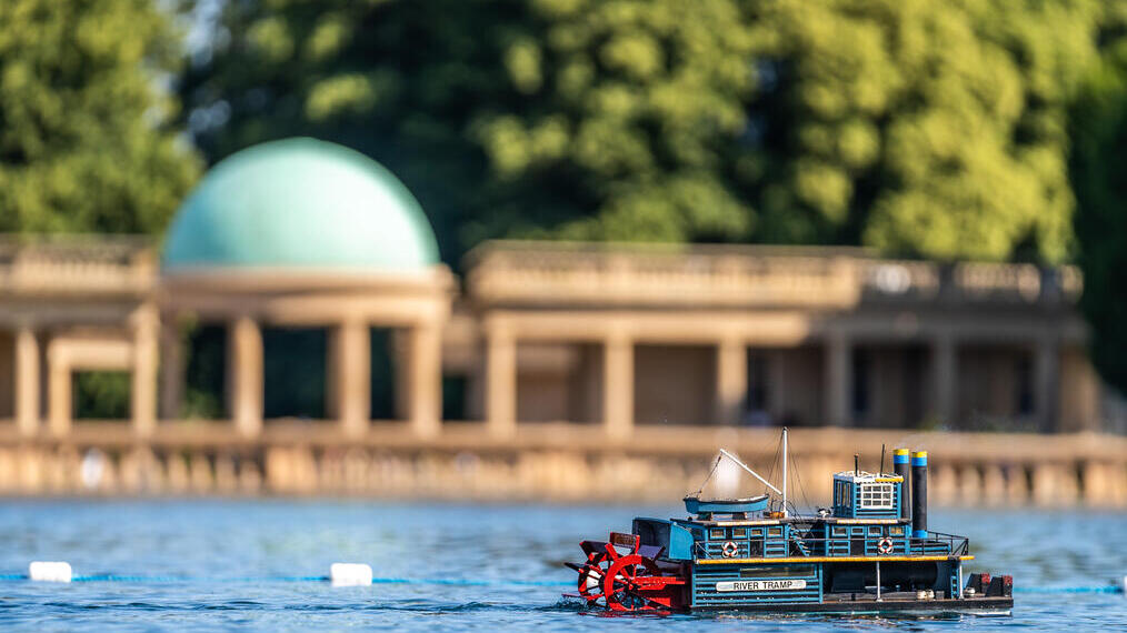 Un modellino di barca che naviga sul lago Eaton Park Boating Lake