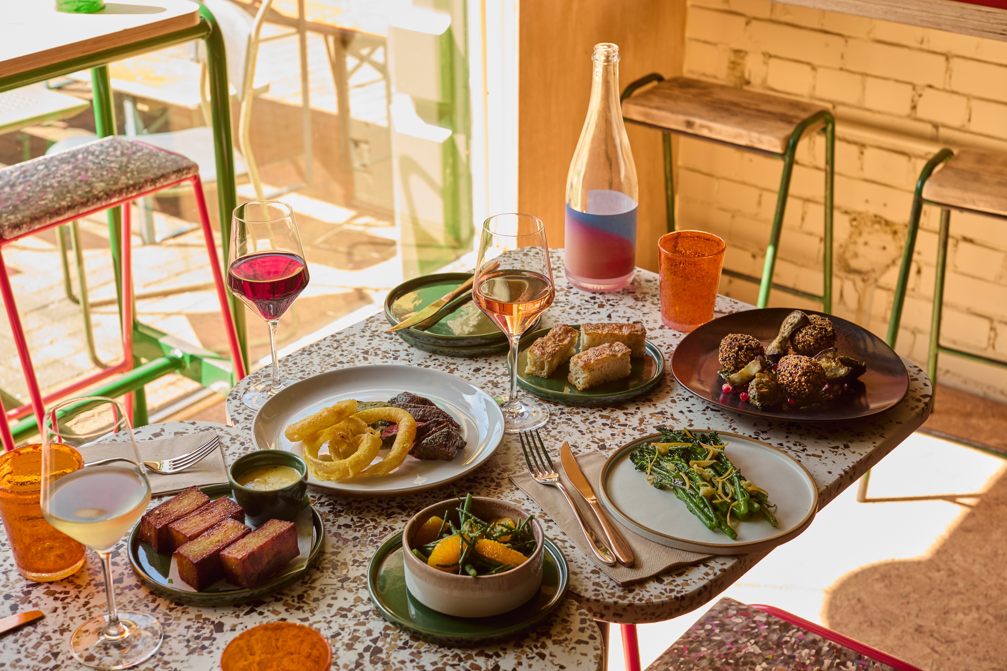 Nourriture et boissons servies sur une table au Pomus à Margate