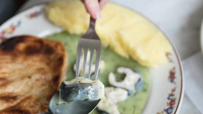 Teller mit Pie und Kartoffelpüree, ein beliebtes traditionelles Gericht in England